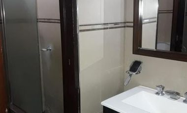 Casa de 5 amb. c/cochera p/2 autos y fondo libre en Temperley Este