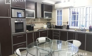 Casa de 5 amb. c/cochera p/2 autos y fondo libre en Temperley Este