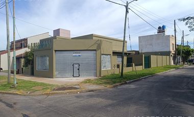 Casa totalmente reciclada con local independiente ubicado en ochava