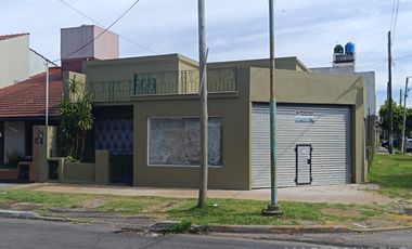 Casa totalmente reciclada con local independiente ubicado en ochava