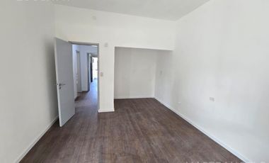 Casa totalmente reciclada con local independiente ubicado en ochava