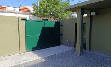 Casa totalmente reciclada con local independiente ubicado en ochava