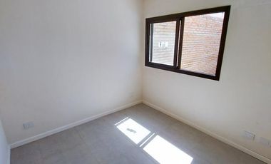 PH  un dormitorio  jardín y parrillero a metros del Río Paraná