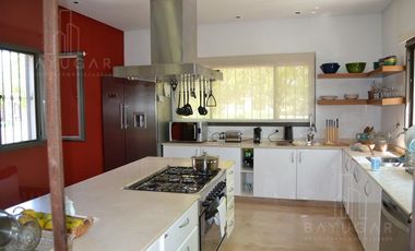 BAYUGAR PROPIEDADES/ LINDISIMA CASA EN VENTA EN LA EMILIA