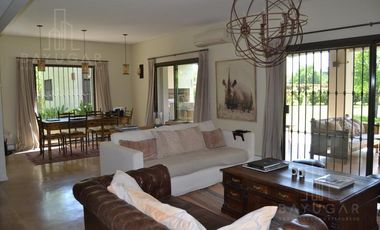 BAYUGAR PROPIEDADES/ LINDISIMA CASA EN VENTA EN LA EMILIA