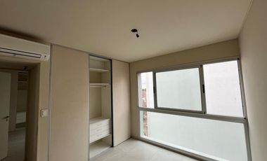 Venta - 3 ambientes de categoría - Cochera cubierta - 87 m2 - Plaza Conesa, Quilmes.