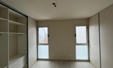 Venta - 3 ambientes de categoría - Cochera cubierta - 87 m2 - Plaza Conesa, Quilmes.