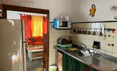 OPORTUNIDAD - CERCA DEL MERCADO CENTRAL - CON GALPON INDEPENDIENTE - COCHERA