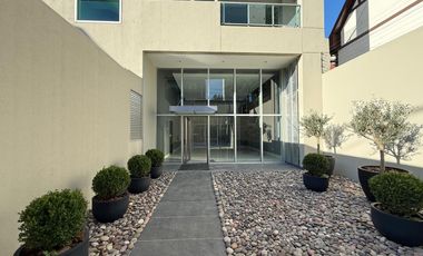 Venta - 3 ambientes de categoría - Cochera cubierta - 87 m2 - Plaza Conesa, Quilmes.