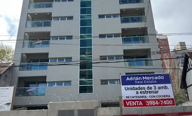 Venta - 3 ambientes de categoría - Cochera cubierta - 87 m2 - Plaza Conesa, Quilmes.