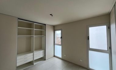 Venta - 3 ambientes de categoría - Cochera cubierta - 87 m2 - Plaza Conesa, Quilmes.