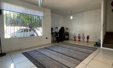 Casa en venta c/ estacionamiento en Valle Lo Campino
