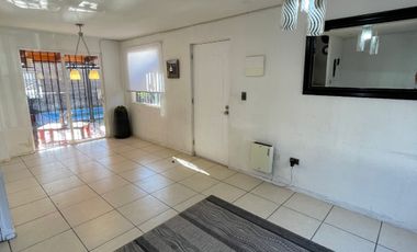Casa en venta c/ estacionamiento en Valle Lo Campino