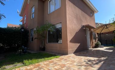 Casa en venta c/ estacionamiento en Valle Lo Campino