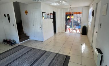 Casa en venta c/ estacionamiento en Valle Lo Campino