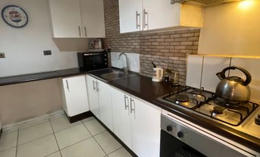 Casa en venta c/ estacionamiento en Valle Lo Campino