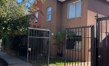 Casa en venta c/ estacionamiento en Valle Lo Campino