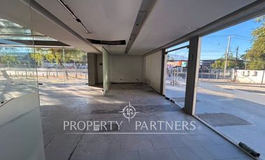 Local comercial – showroom con más de 50 metros lineales de frente a Av. Las Condes