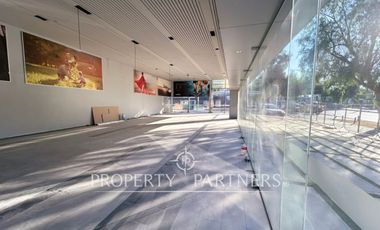Local comercial – showroom con más de 50 metros lineales de frente a Av. Las Condes