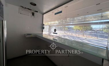 Local comercial – showroom con más de 50 metros lineales de frente a Av. Las Condes