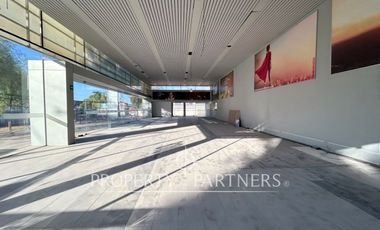 Local comercial – showroom con más de 50 metros lineales de frente a Av. Las Condes