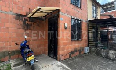 VENTA EN PALMIRA Casa de Dos Niveles con Diseño Funcional