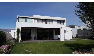 MARAVILLOSA CASA EN EXCLUSIVO CONDOMINIO. COD. 092