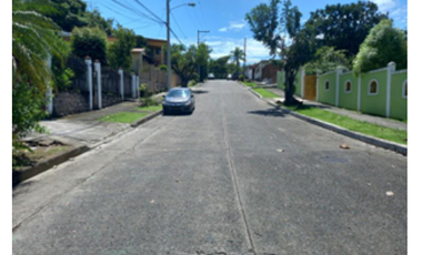 VENDO CASA EN ESQUINA URB. ALTO DE MIRAFLORES