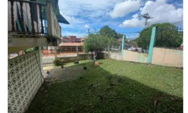 VENDO CASA EN ESQUINA URB. ALTO DE MIRAFLORES