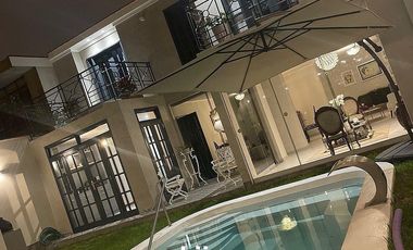 HERMOSA Y MODERNA CASA EN VENTA CON 3 DORM Y PISCINA EN SURCO