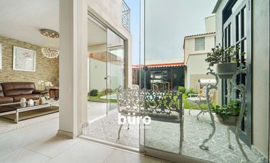 HERMOSA Y MODERNA CASA EN VENTA CON 3 DORM Y PISCINA EN SURCO