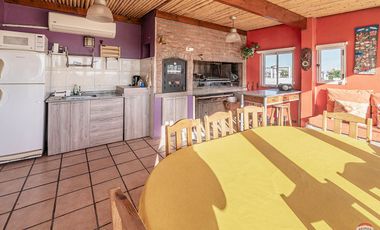 CASA 2 PLANTAS- CON TERRAZA Y PARRILLA - COCHERA