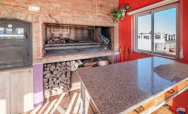 CASA 2 PLANTAS- CON TERRAZA Y PARRILLA - COCHERA