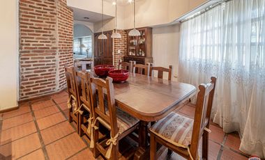 CASA 2 PLANTAS- CON TERRAZA Y PARRILLA - COCHERA