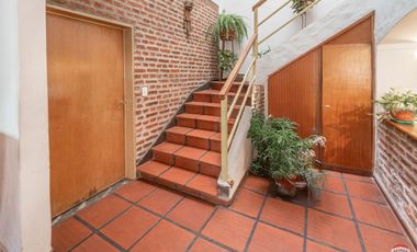 CASA 2 PLANTAS- CON TERRAZA Y PARRILLA - COCHERA