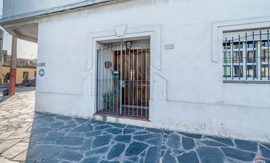 CASA 2 PLANTAS- CON TERRAZA Y PARRILLA - COCHERA