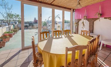 CASA 2 PLANTAS- CON TERRAZA Y PARRILLA - COCHERA