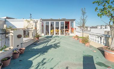 CASA 2 PLANTAS- CON TERRAZA Y PARRILLA - COCHERA