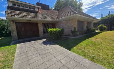 Casa 8 Amb. Venta. Burzaco centro. Garage 2 autos