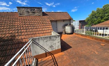 Casa 8 Amb. Venta. Burzaco centro. Garage 2 autos