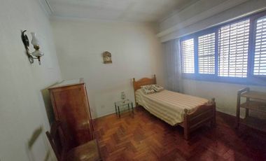 Casa 8 Amb. Venta. Burzaco centro. Garage 2 autos
