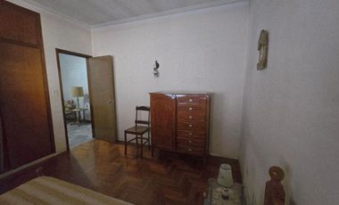Casa 8 Amb. Venta. Burzaco centro. Garage 2 autos