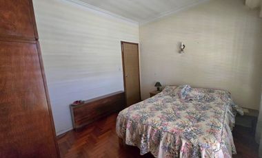Casa 8 Amb. Venta. Burzaco centro. Garage 2 autos