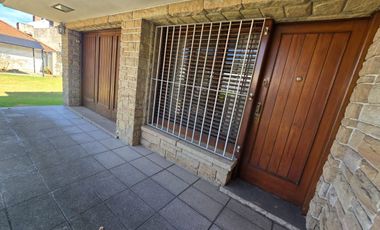 Casa 8 Amb. Venta. Burzaco centro. Garage 2 autos