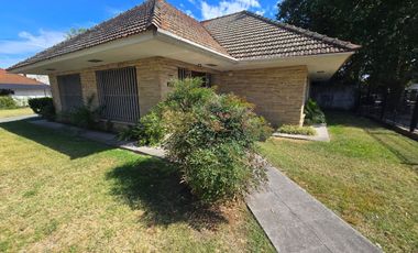 Casa 8 Amb. Venta. Burzaco centro. Garage 2 autos