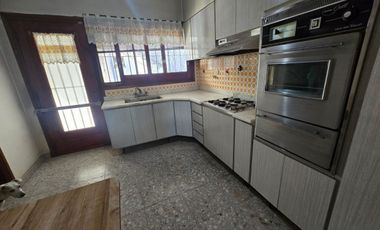 Casa 8 Amb. Venta. Burzaco centro. Garage 2 autos
