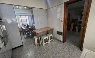Casa 8 Amb. Venta. Burzaco centro. Garage 2 autos