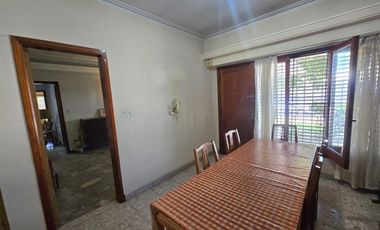 Casa 8 Amb. Venta. Burzaco centro. Garage 2 autos