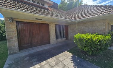 Casa 8 Amb. Venta. Burzaco centro. Garage 2 autos