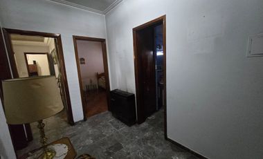Casa 8 Amb. Venta. Burzaco centro. Garage 2 autos